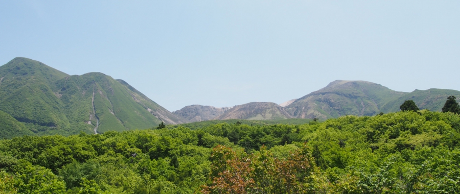 くじゅう連峰の一つ三俣山を正面に見ながら、くじゅうの大自然を満喫できます。